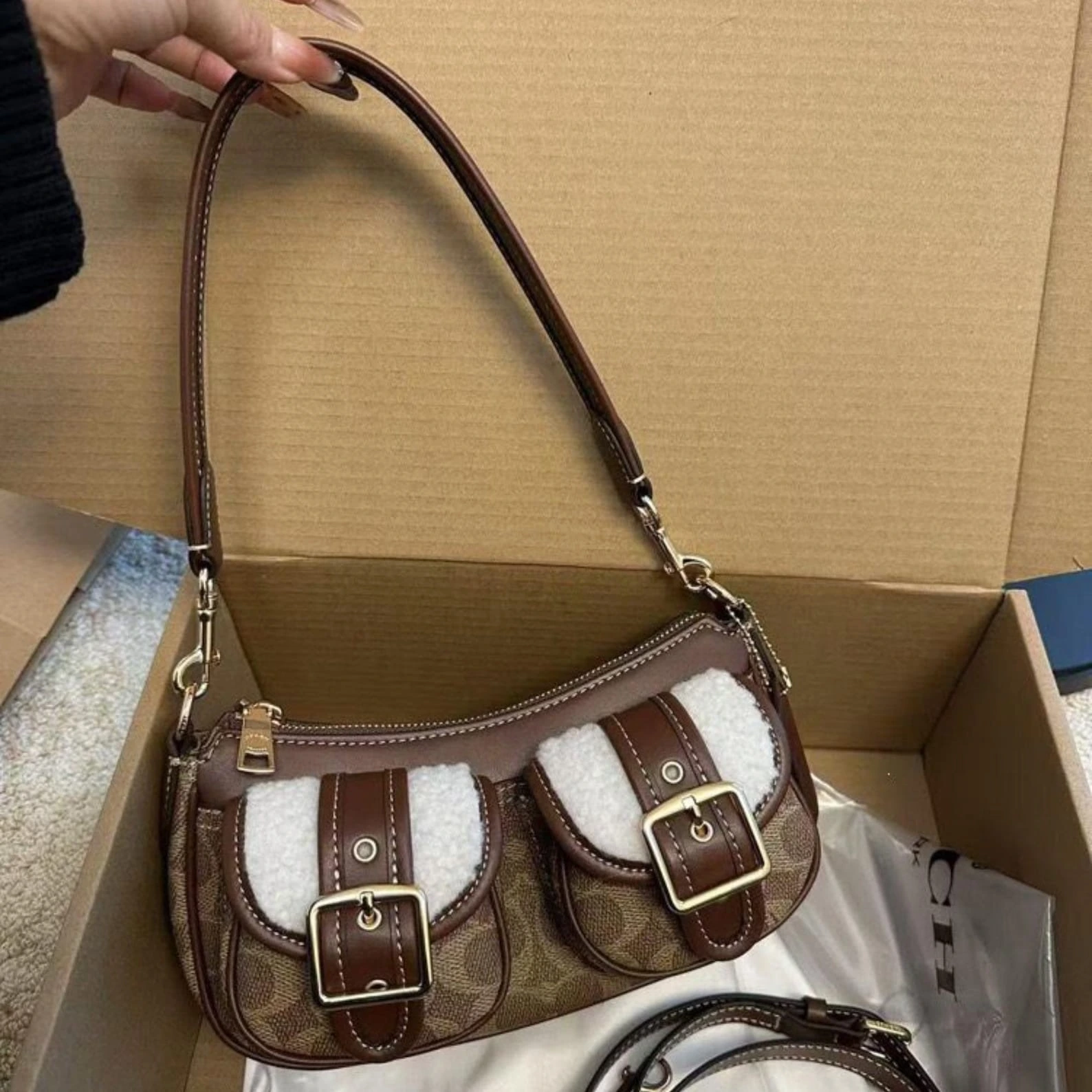 90s style Bag Signature Canvas Shearling Shoulder Bag - Image 4