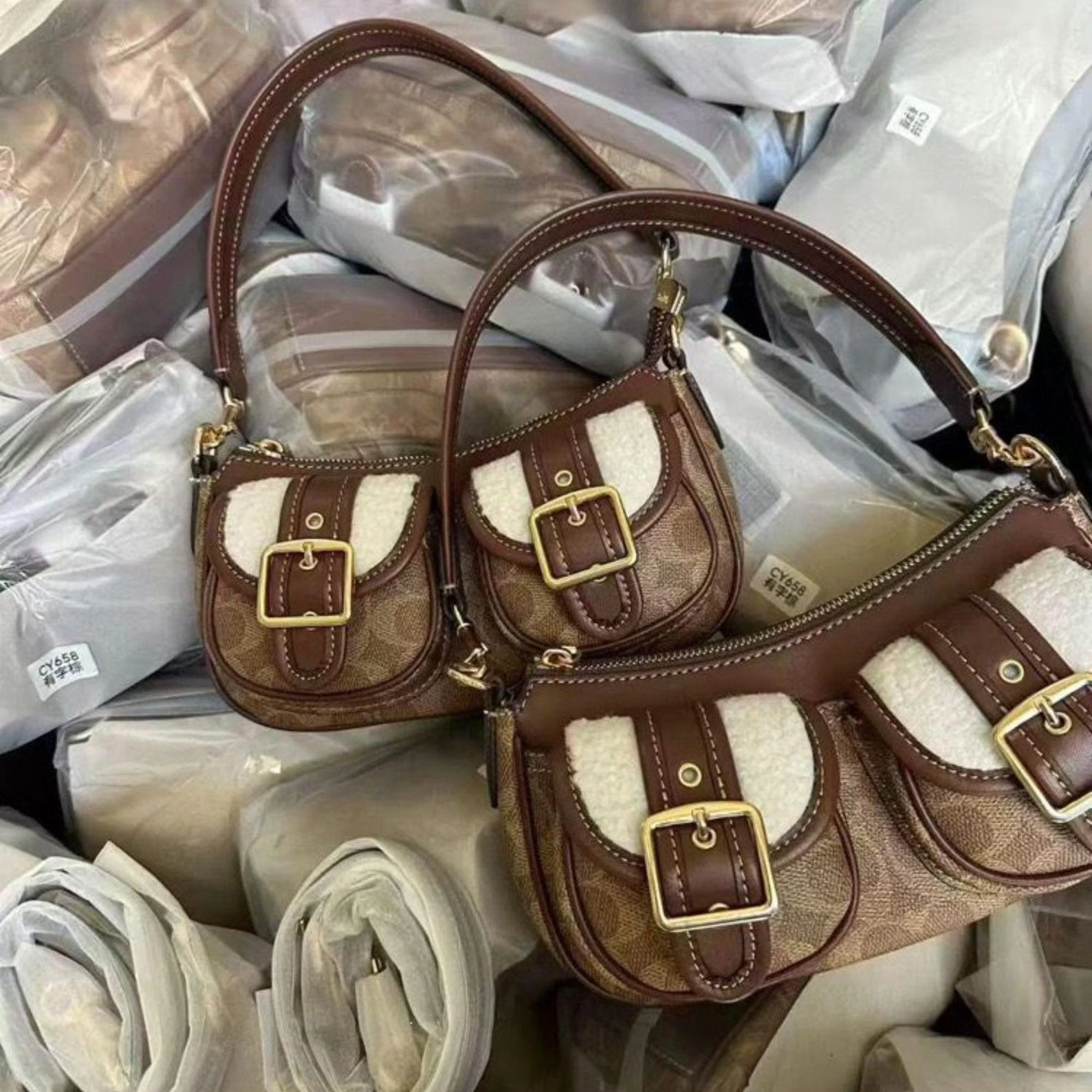 90s style Bag Signature Canvas Shearling Shoulder Bag - Image 6